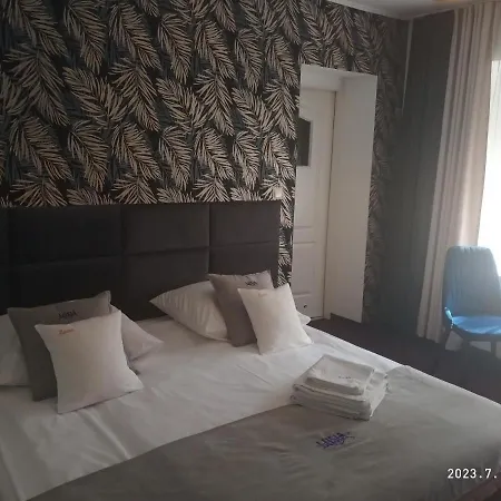 Lusia Nocleg ze śniadaniem 3*